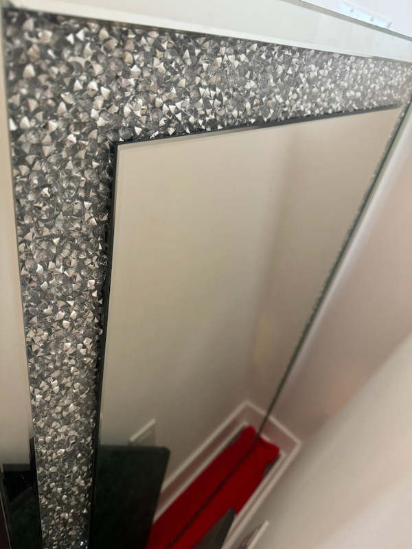 Led Wall Mirror 31 "x 47" in Home Décor & Accents in Oakville / Halton Region - Image 2