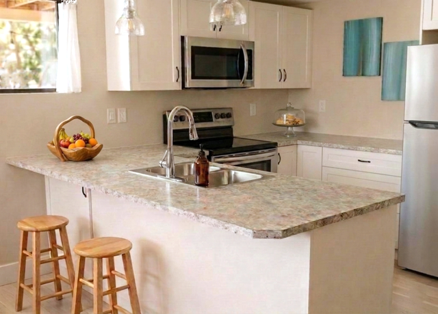Furnished 1 BDRM Garden Suite: Castlegar