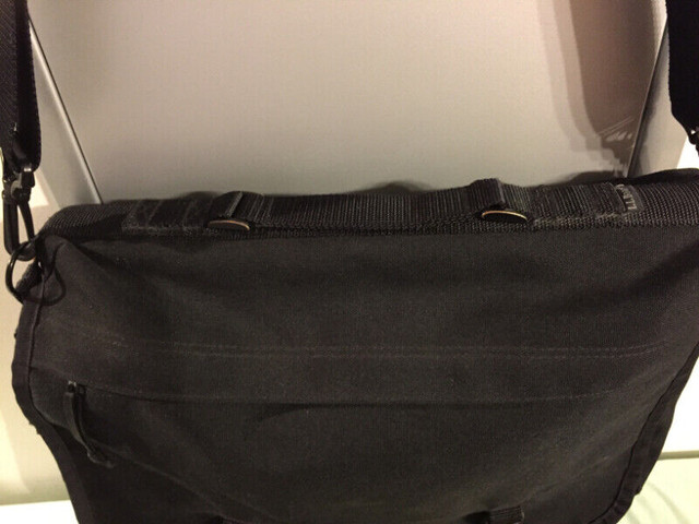 L.L. Bean Unisex Black Ballistic Nylon Messenger Crossbody Bag in Women's - Bags & Wallets in City of Toronto - Image 2