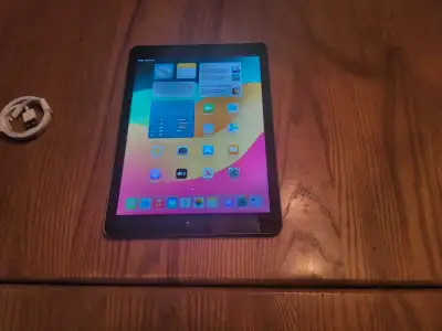 Apple iPad 6ème génération 128 Go - Gris sidéral - Wi-Fi, View more
