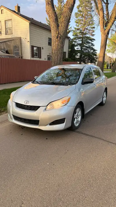 Beautiful Silver 2009 Toyota Matrix with 238xxx km. For those looking for durable cars in good shape...