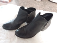Ladies lovely black boots small heel Size 7.5.  Side Zippers