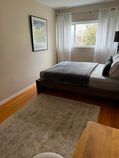 Bright, clean private room available in an immaculate condo-style 2-bedroom townhouse. Fully furnish...