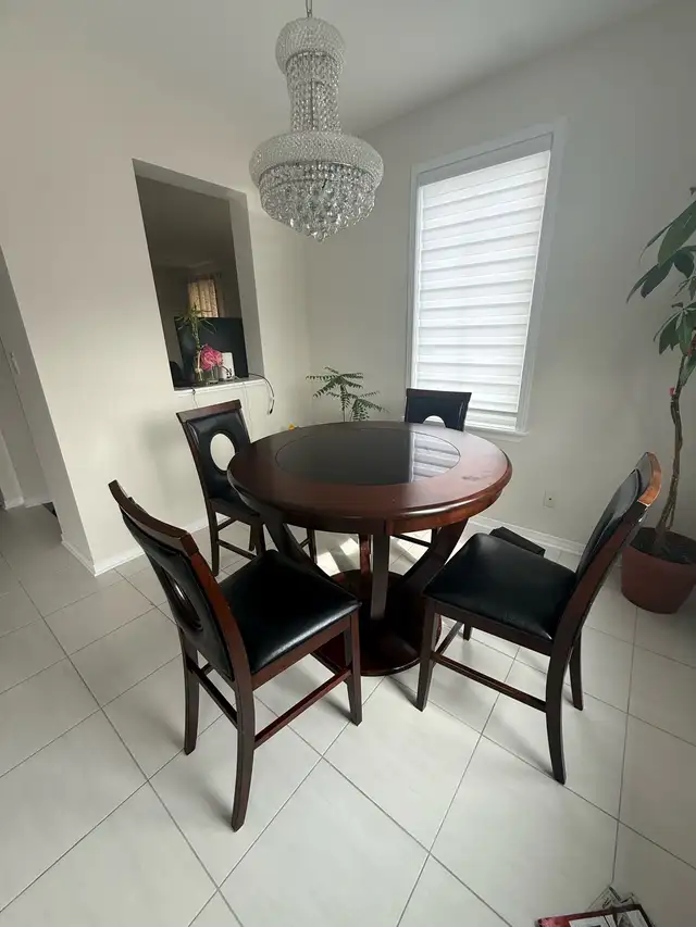 Kitchen Table in Dining Tables & Sets in Ottawa - Image 2