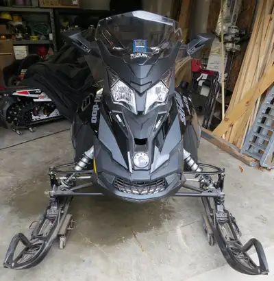 2018 Ski-Doo 900 Ace Renegade: -REV XS Suspension -Studded track -15,000 km -Electric start -Reverse...