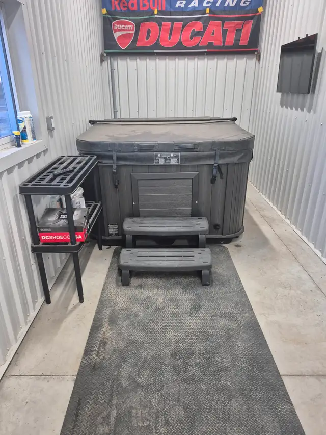 2023 Arctic Spas, Arctic Fox Salt water hot tub. in Hot Tubs & Pools in Kitchener / Waterloo - Image 2