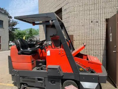Powerboss Commander - T82 Industrial Sweeper/Scrubber 54 Inches