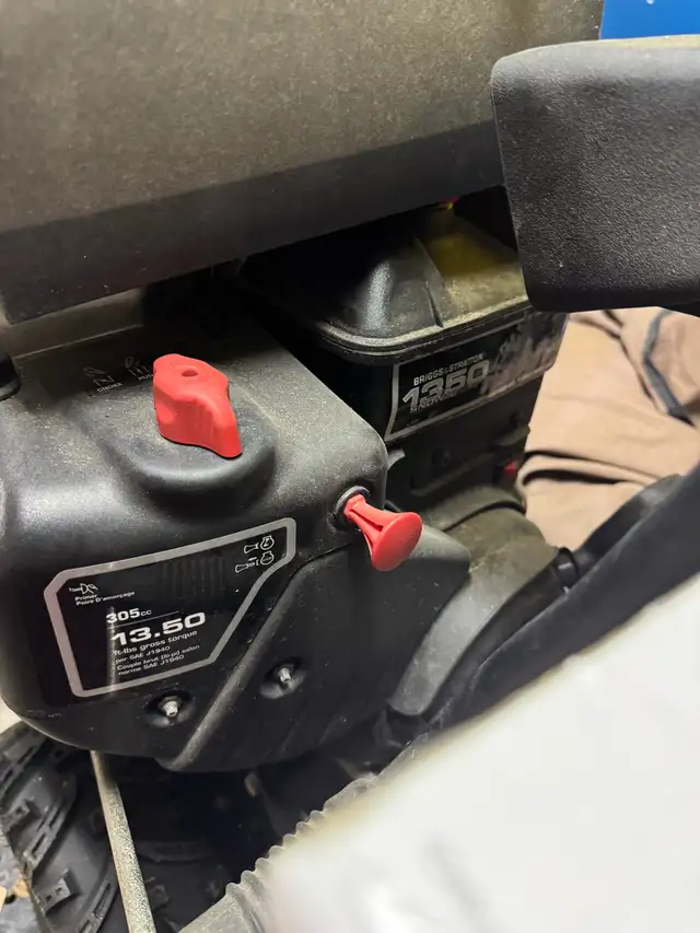 * Briggs & Stratton 1350 snow series Craftsman snow blower500$ N in Snowblowers in Laval / North Shore - Image 5