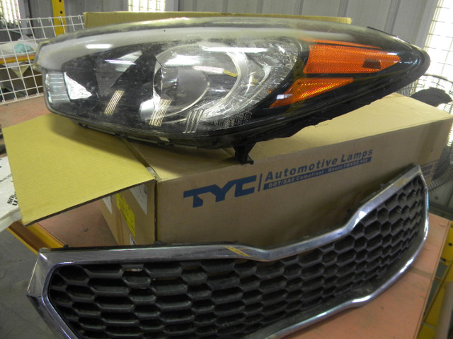 2014 Kia Forte headlight and grill in Auto Body Parts in Saskatoon