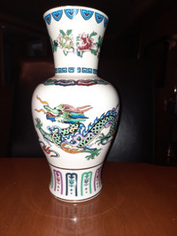 Franklin mint, Porcelain Vase -Dance of the Dragon