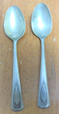 2 Vintage 6 in. Wm A Rogers A1 Plus Spoons