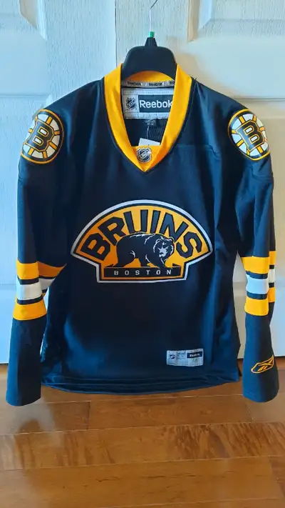 Jersey authentic Reebok des Bruins de Boston. Grandeur Medium et neuf avec l'étiquette (payer 129$)