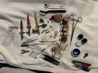 ONE STILL NEW AIR BRUSH KIT AN CASEAS PICTURED, View more