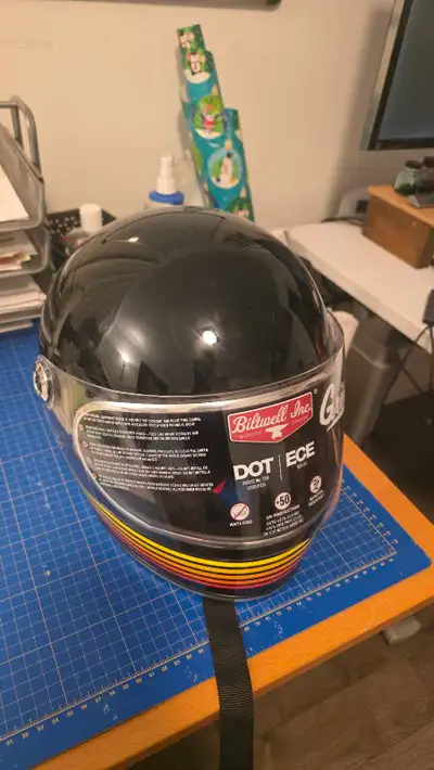 Brand new Biltwell Gringo S helmet (Size M). One minor scratch on the back. Unused. Selling as I nee...