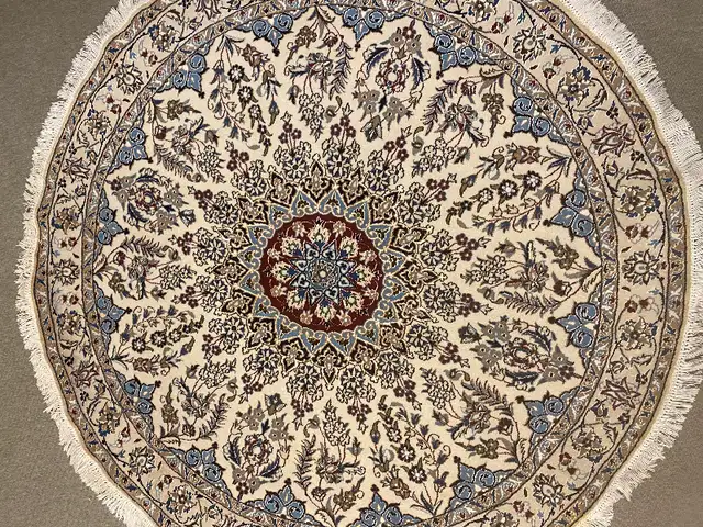 Persian Naeen round handmade rug (Iran) in Rugs, Carpets & Runners in Markham / York Region - Image 2
