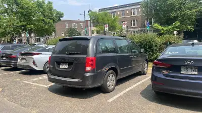 Dodge grand caravan 2012 271XXX kilo body est roff mais mécanique enforme. Bon pour dépanner quelque...