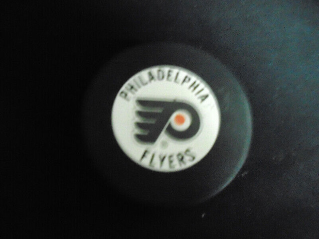 Philadelphia Flyers NHL Puck in Arts & Collectibles in Moncton
