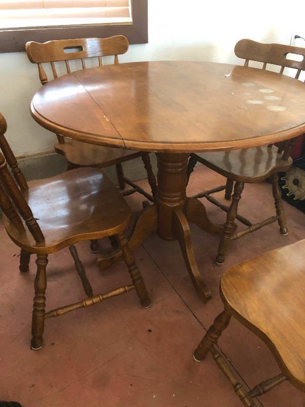Kitchen table in Dining Tables & Sets in Bathurst - Image 2