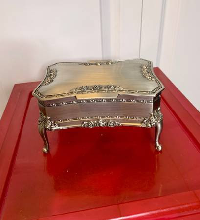 Vintage Jewelry Box in Arts & Collectibles in Burnaby/New Westminster