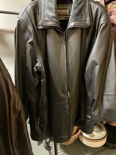 MANTEAUX POUR HOMMES LARGES ET X-LARGES Manteaux Danier en cuir larges: 2 noirs avec doublure matela...