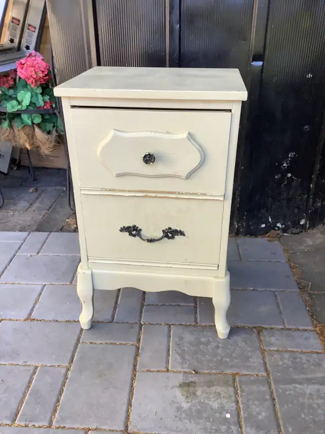 VINTAGE COFFEE TABLE AND NIGHT STAND in Coffee Tables in Bedford - Image 3