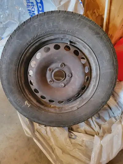 4 pneus Pirelli 4 saisons - 195 / 65 R15 avec Rims. Pneus en très bon état. Rims pour Volkwagen golf...
