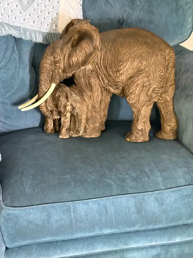 Large Elephants, mother and baby  18” in Arts & Collectibles in Windsor Region - Image 7