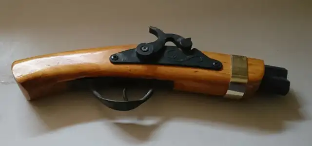 Vintage Wood Cap Gun Toy in Arts & Collectibles in Oshawa / Durham Region - Image 7