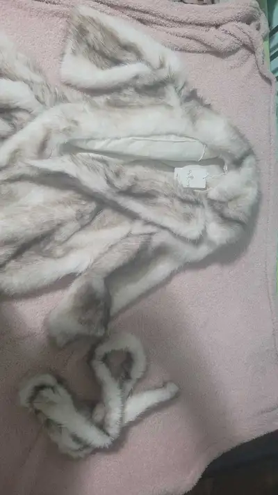 Manteau de fourrure neuf et chic, View more