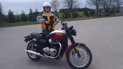 British Motorcycle Gear brand touring jacket. Fully adjustable with shoulder, elbow & spine protecti...