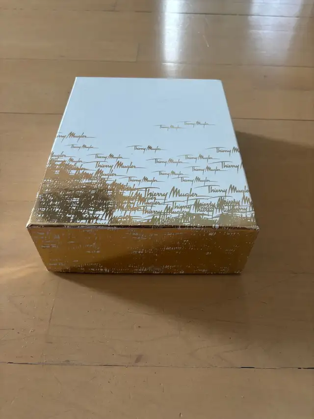 Empty Gift Box - THIERRY MUGLER - Boîte à Cadeau Vide  in Other in City of Montréal - Image 3