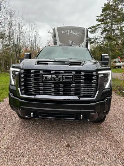 Feast your eyes on this like-new 2024 GMC 2500HD Duramax Denali Ultimate, a powerhouse of a truck th...