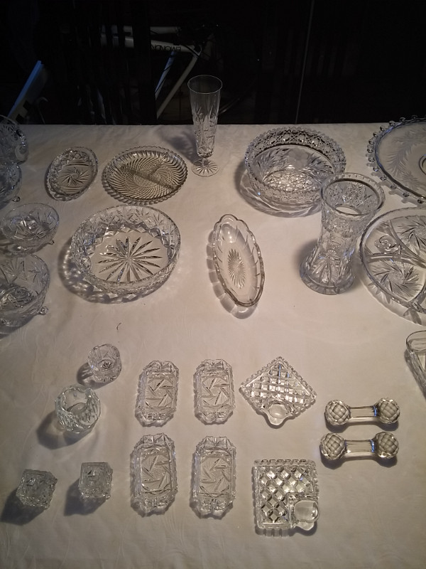 Verrerie avec plusieurs formats de verres et morceaux en verre t dans Vaisselle et articles de cuisine  à Ville de Montréal - Image 2