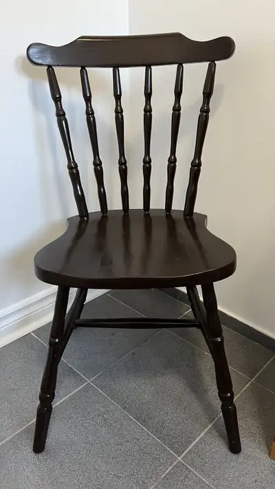 Vieille chaise en bois brune, View more