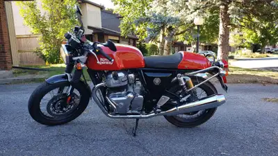 The Royal Enfield Continental GT Twin 650 in Rocket Red Less than 2000 kms. Selling Saftied. Super f...