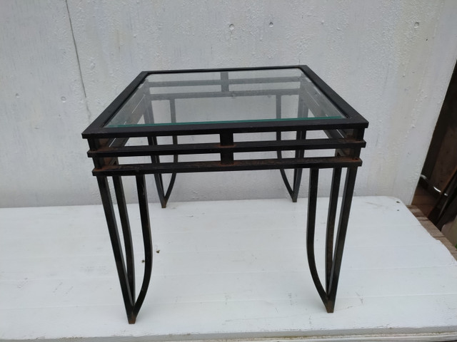 Bargain Alert! SMALL Used Patio Table 2'x2' - Only $10 in Patio & Garden Furniture in St. Catharines - Image 3