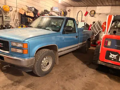 1994 GMC 6.5 Detroit non-turbo Only 260 K on it It is in really good shape for the year Starts good...