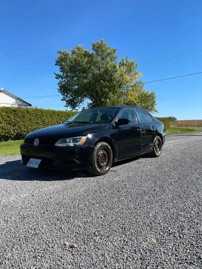 2013 Volkswagen Jetta 2.0L runs drive and stops also come certified (safety) with only 136000km on i...