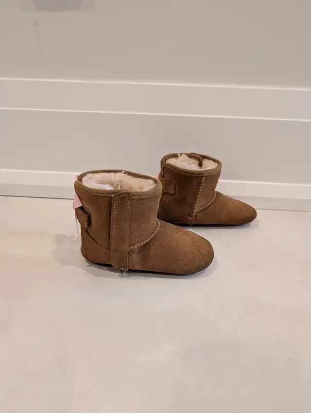 UGG Baby Jesse Bow II Size 4/5 in Clothing - 9-12 Months in Markham / York Region - Image 3