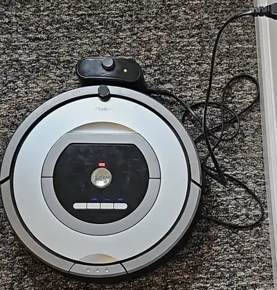 Keep your floors effortlessly clean with this iRobot Roomba vacuum cleaner! This used Roomba has bee...