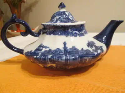 tea pot in great shape, looks like it will hold around 4 tea cups