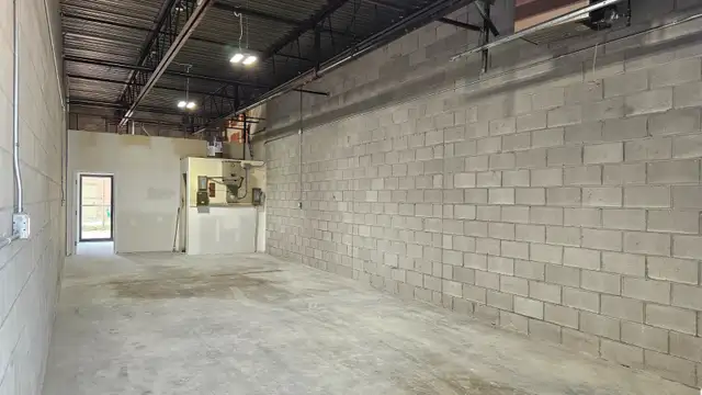 Small Bay Industrial - Warehouse Unit For-Lease in Commercial & Office Space for Rent in City of Toronto - Image 7