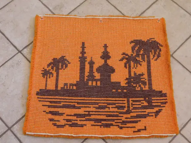 Vintage MCM Retro Latch Hook Rug Wall Hanging, 27" x 30" in Home Décor & Accents in Kitchener / Waterloo - Image 3