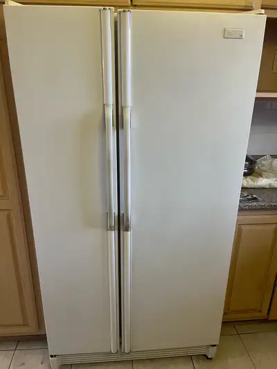 Side by side white 24 cubic feet refrigerator. Clean Réfrigérateur blanc avec 2 portes côte à côte.