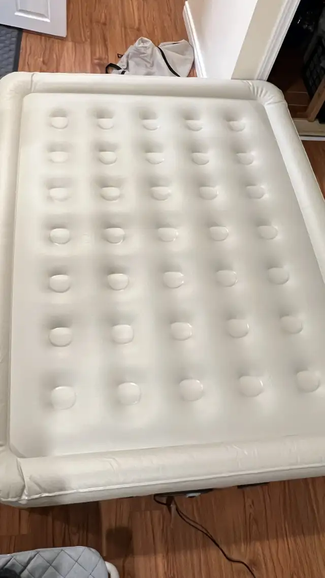 air mattress in Bedding in City of Toronto - Image 9