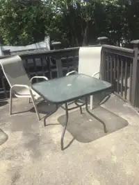 Table de patio avec 2 chaises pour extérieur demande 135$