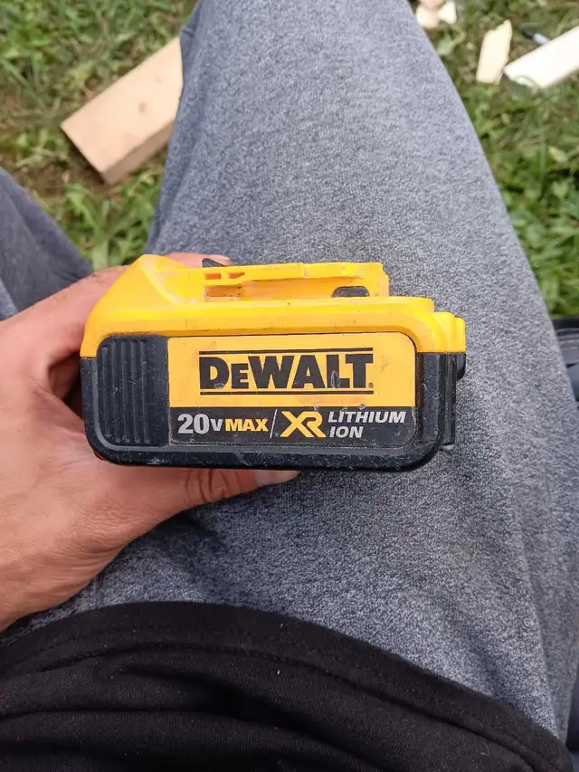 batteries Dewalt in Power Tools in Calgary - Image 3