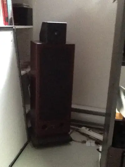 A VENDRE -- Cinéma maison haut de gamme - 4 hauts parleurs haut de gamme ($300 par haut parleur haut...
