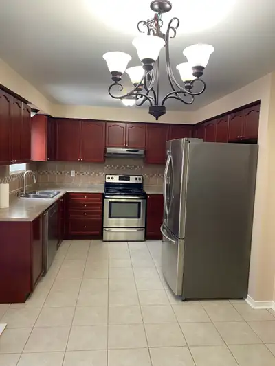 Beautiful home for rent in brampton, located on sandalwood and credit view rd. Close to schools, gas...