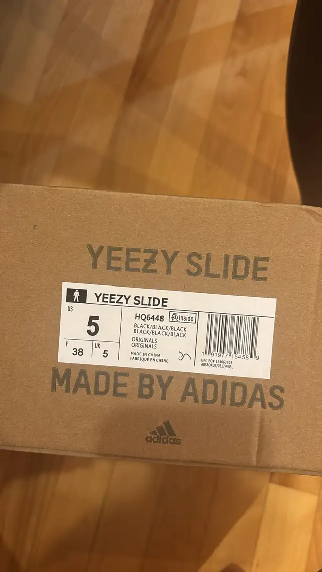 Yeezy Slide in Clothing, Shoes & Accessories in City of Montréal - Image 4